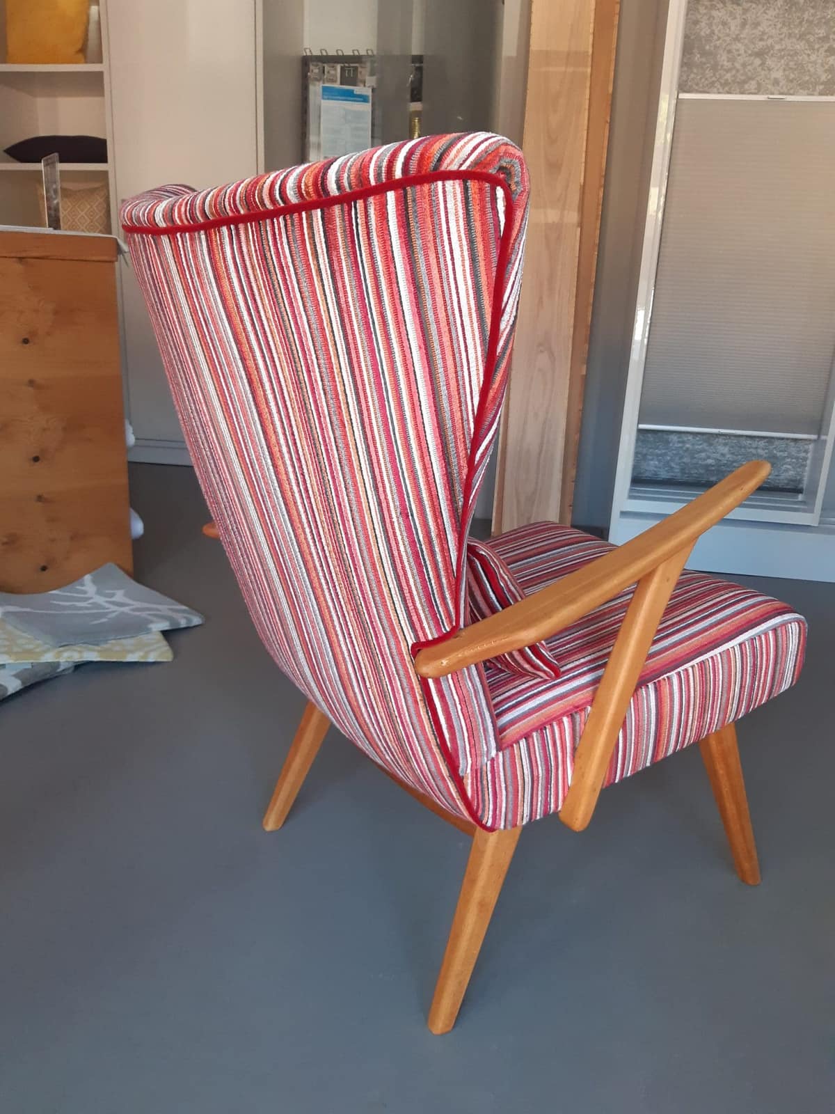 Derselbe Retro-Sessel nach der Aufarbeitung mit neuem Bezug